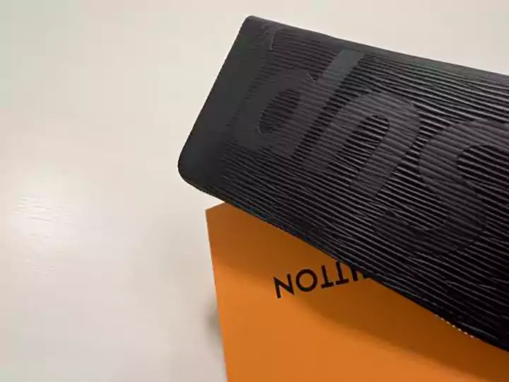 シュプリーム ヴィトン 財布 偽物 ファスナー開閉式 ジッピーウォレット 黒